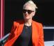 Gwen Stefani, stylée à Studio City avec un blazer orange, un débardeur et des bottines noires, un pantalon gris et un sac Chanel blanc. Le 13 octobre 2012.