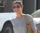 Emmanuelle Chriqui en sweater gris, jean à pois et bottines beiges sous le soleil de Los Angeles. Le 18 octobre 2012.