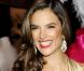 Alessandra Ambrosio pose avec le parfum Bombshell Fantasy de Victoria's Secret. New York, le 18 octobre 2012.