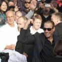Jean-Claude Van Damme inaugure sa statue : Emu, il fait une belle boulette