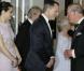 Le prince Charles saluant l'équipe de Skyfall dont Daniel Craig accompagnée de sa femme Rachel Weisz, lors de l'avant-première à Londres du film Skyfall le 23 octobre 2012