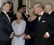 Le prince Charles et la duchesse de Cornouailles Camilla saluant l'équipe du film lors de l'avant-première à Londres du film Skyfall le 23 octobre 2012