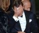 Daniel Craig se fait éponger le front en sueur lors de l'avant-première du film Skyfall à Londres le 23 octobre 2012