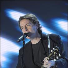 Francis Cabrel sur le plateau de <em>Vivement Dimanche</em>, en mars 2010.
