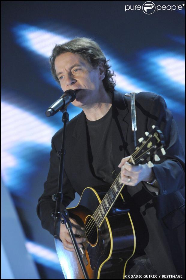 Francis Cabrel sur le plateau de  Vivement Dimanche , en mars 2010.