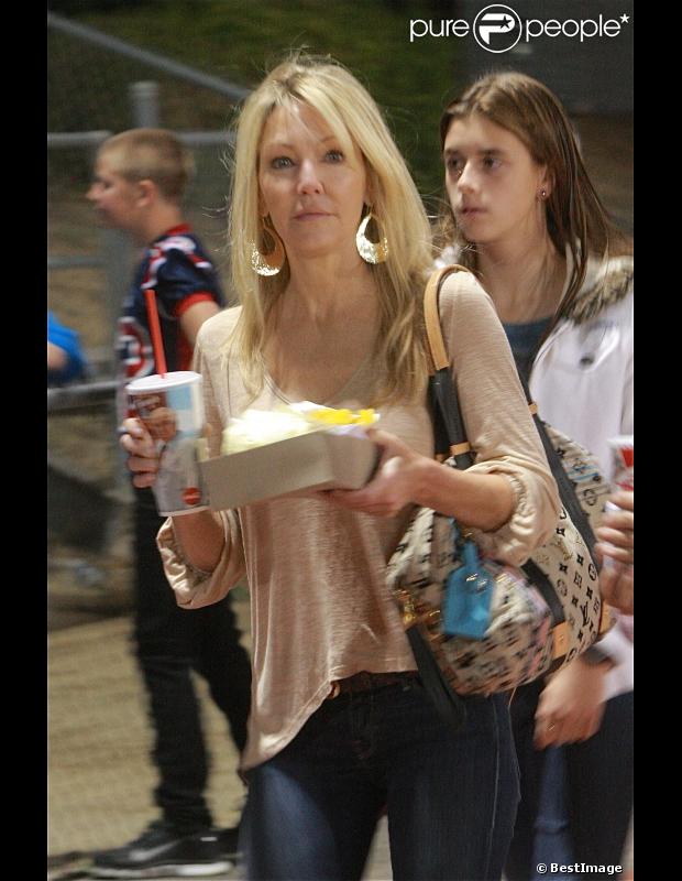 Heather Locklear assiste au match de football auquel sa fille participe en tant que pom-pom girl, le samedi 27 octobre 2012.