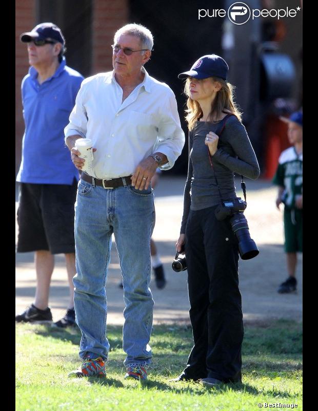 Calista Flockhart et son mari Harrison Ford encouragent leur fils Liam à son match de football, le 27 octobre 2012 à Brentwood