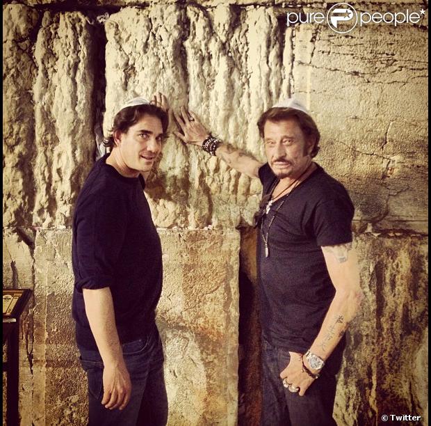 Johnny Hallyday et son manager Sébastien Farran au Mur des Lamentations, Vieille ville de Jérusalem, le 29 octobre 2012.