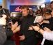 Johnny Hallyday arrive au Studio Gabriel à Paris, le 19 octobre pour tourner Champs-Elysées.