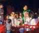 Eddie Barclay et les marionnettes du Bébête Show à la terrasse du Sénéquier, à Saint-Tropez, le 23 juillet 1985.