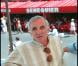 Charles Aznavour devant le Sénéquier, à Saint-Tropez, le 23 juillet 1995.