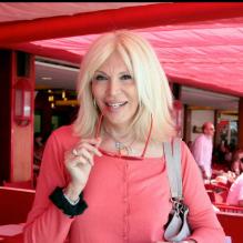 Amanda Lear à la terrasse du Sénéquier, Saint-Tropez, le 6 août 2010.