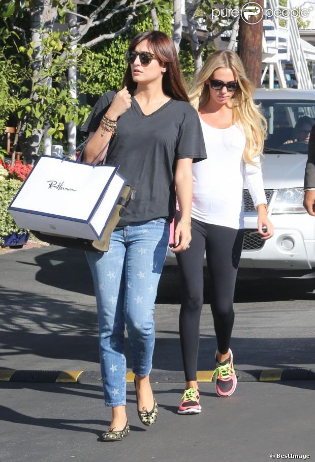 Petra Ecclestone surprise en pleine séance shopping avec une amie du côté de West Hollywood, son petit ventre rond apparent, le 30 octobre 2012 - photos Purepeople