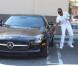 Exclusif - Eddie Murphy remonte dans sa Mercedes-Benz après une balade avec sa petite amie mannequin Paige Butcher. Studio City, le 5 novembre 2012.