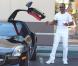 Exclusif - Eddie Murphy remonte dans sa Mercedes-Benz après une balade avec sa petite amie mannequin Paige Butcher. Studio City, le 5 novembre 2012.