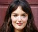 Charlotte Le Bon, pétillante en solo pour dévoiler La Stratégie de la poussette