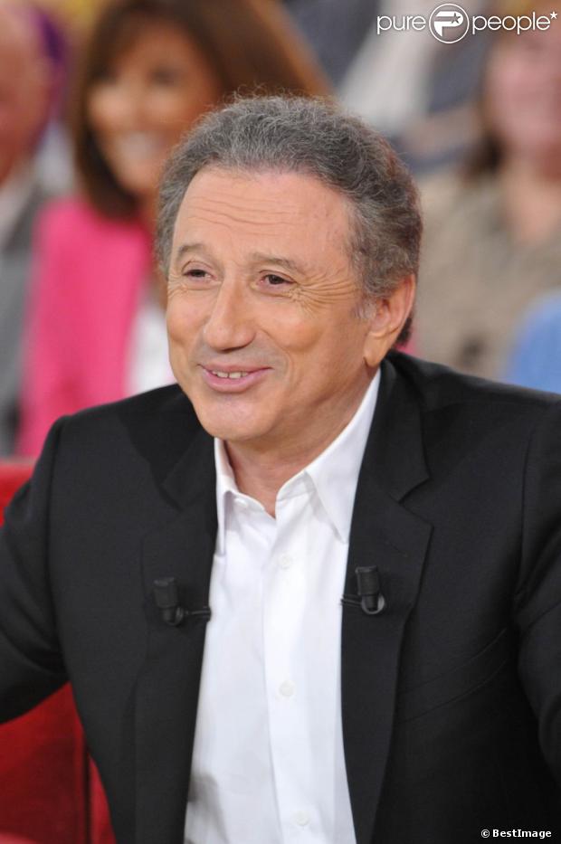 L'animateur Michel Drucker lors de l'enregistrement de  Vivement dimanche  le 24 octobre 2012 à Paris.