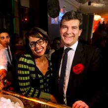 Arnaud Montebourg et Audrey Pulvar radieux lors de leur arrivée à La Bellevilloise à Paris le 9 octobre 2011