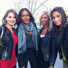 Malika Ménard a twitté une photo du tournage de Paris tout compris diffusé sur France 3 le 1er décembre 2012. Elle pose aux côtés de ses amies les Miss Corine Coman, Laetitia Bléger et Alexandra Rosenfeld