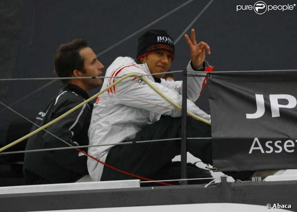 Lewis Hamilton fait la course.. au large !