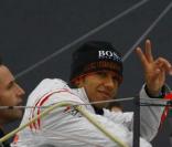 Lewis Hamilton fait la course.. au large !