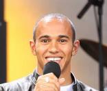 Lewis Hamilton fait la course.. au large !