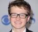 Mon oncle Charlie : Angus T. Jones s'excuse, Charlie Sheen le défend