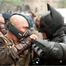 Bane et Batman se livrent un combat sans merci pour The Dark Knight Rises.