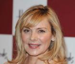 Kim Cattrall lance les soldes de chez Harrods