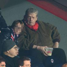 Guy Carlier et son fils lors du match entre le PSG et Evian Thonon Gaillard au Parc des Princes à Paris le 8 décembre 2012 à Paris (victoire du PSG 4-0)