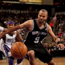 Tony Parker face au Kings de Sacramento à Sacramento le 28 mars 2012