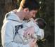 Le footballeur argentin Lionel Messi très câlin avec son petit Thiago dans les rues de Barcelone le lundi 10 décembre 2012.