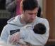 Lionel Messi très câlin avec son petit Thiago dans les rues de Barcelone le lundi 10 décembre 2012.