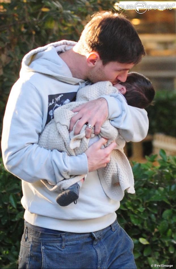 La star du FC Barcelone Lionel Messi très câlin avec son petit Thiago dans les rues de Barcelone le lundi 10 décembre 2012.