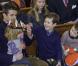  Christian a beaucoup rigolé en voyant son frère Vincent étrangement chapeauté. Le prince Frederik et la princesse Mary de Danemark étaient avec leurs quatre enfants, Christian, Isabella, Vincent et Josephine, au concert de Noël annuel à l'église Esajas de Copenhague, le 16 décembre 2012. 
