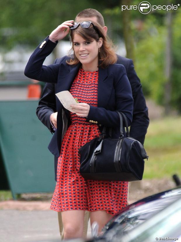 La princesse Eugenie d'York, ici en juin 2012 à Wimbledon, visitait le 20 décembre 2012 le Royal National Orthopaedic Hospital à Londres, où elle a été opérée pour une scoliose lorsqu'elle avait 12 ans.