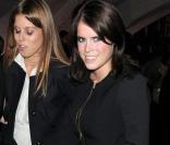 La princesse Eugenie d'York, ici avec sa mère et sa soeur fin novembre 2012, visitait le 20 décembre 2012 le Royal National Orthopaedic Hospital à Londres, où elle a été opérée pour une scoliose lorsqu'elle avait 12 ans.