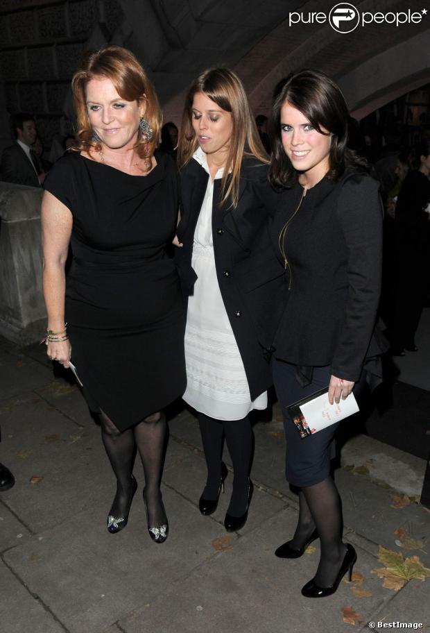 La princesse Eugenie d'York, ici avec sa mère et sa soeur fin novembre 2012, visitait le 20 décembre 2012 le Royal National Orthopaedic Hospital à Londres, où elle a été opérée pour une scoliose lorsqu'elle avait 12 ans.