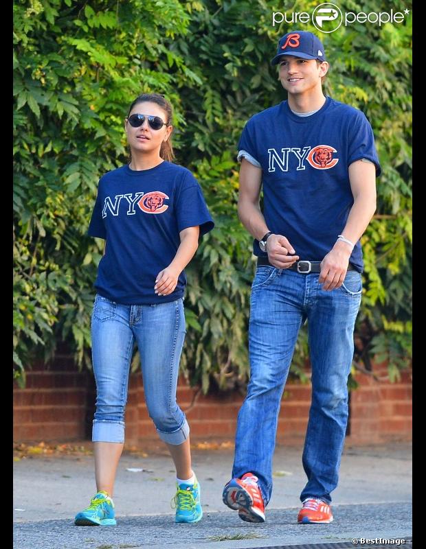 Ashton Kutcher et Mila Kunis dans les rues de New York, le 23 septembre 2012.