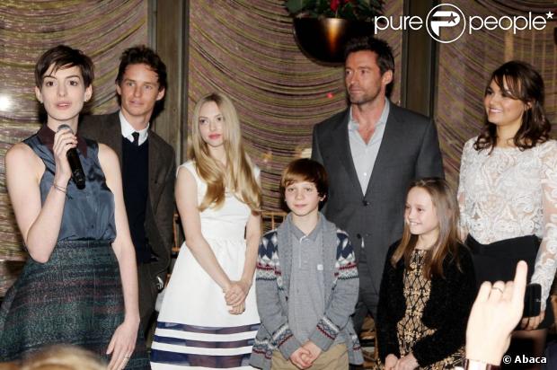 Anne Hathaway et l'équipe des  Misérables  lors d'un événement caritatif le 11 décembre 2012