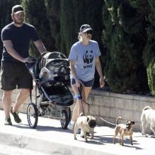 Anna Faris et son mari Chris Pratt se promènent avec leur fils Jack, né le 25 août. Los Angeles, le 28 septembre 2012.
