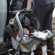 Anna Faris emmène son fils Jack Pratt chez le pédiatre à Los Angeles, le 2 Novembre 2012.