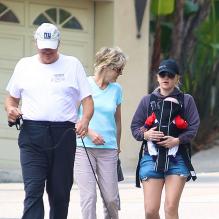 L'actrice Anna Faris se promène avec son fils Jack et ses parents, dans les rues de Los Angeles, le 28 novembre 2012.