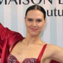 Les danseuses du Lido se muent en mannequins pour un défilé très sexy