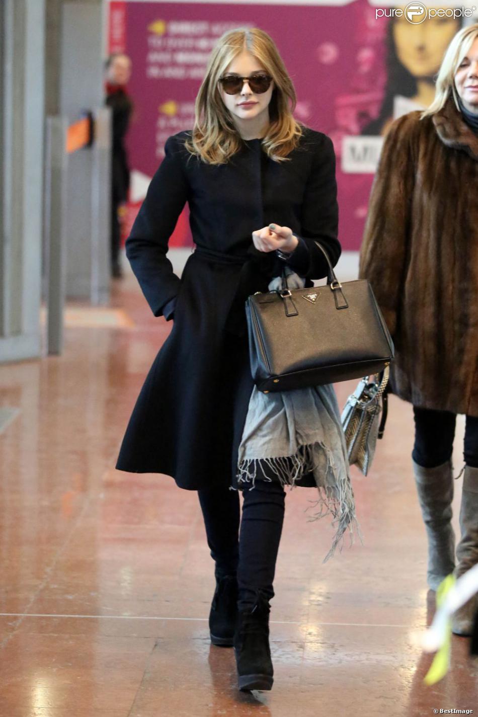 Chlo? Moretz, tout de noir vtue avec un sac Prada au bras, arrive ...  