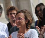 En arrière-plan : Renan Luce et Lolita Séchan au rassemblement en l'honneur d'Ingrid Bétancourt
