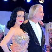 Dita Von Teese et Hermann Bühlbecker, propriétaire de Lambertz, lors de la Lambertz Monday Night 2013 à Cologne. Le 28 janvier 2013.