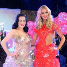 Dita Von Teese et Rosanna Davison, Miss Monde 2003, défilent lors de la Lambertz Monday Night 2013 à Cologne. Le 28 janvier 2013.