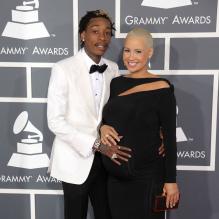 Wiz Khalifa et Amber Rose, enceinte, à la 55e cérémonie des Grammy Awards à Los Angeles le 10 février 2013. Amber Rose portait une robe Donna Karan et Wiz Khalifa un costume Tom Ford.