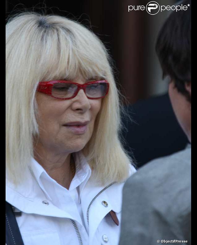Mireille Darc à l'enterrement de Frédéric Botton